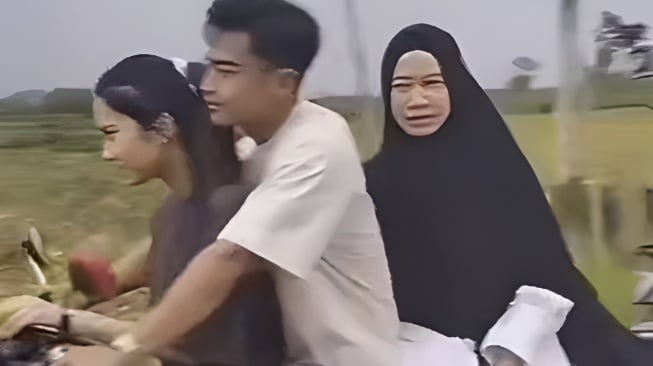 Pratama Arhan Terciduk Bonceng Istri serta Mertua di dalam Atas Honda Scoopy Tanpa Helm di area Jalan, Netizen Salfok dengan Hijab